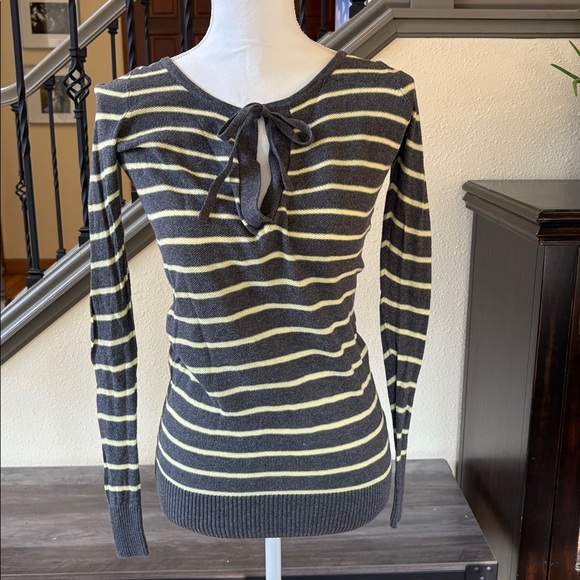 ⭐️Old Navy Gray and Yellow V Neck Tie Knit Sweater Size XS - Picture 2 of 12